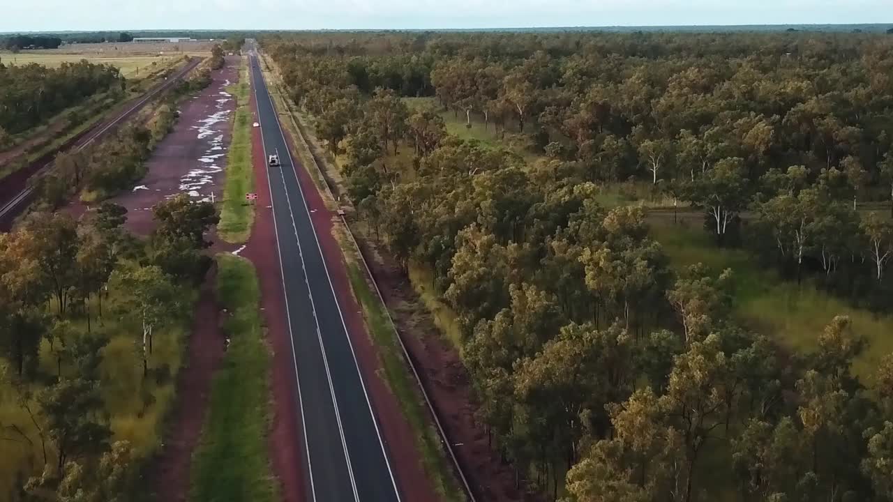 imágenes de drones sobre una carretera rural australiana con conducción de automóviles