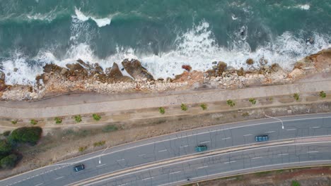 Dron-Lateral-Disparado-Sobre-La-Carretera-Costera-Y-La-Costa,-Apuntando-Hacia-La-Carretera,-Con-Autos-Pasando