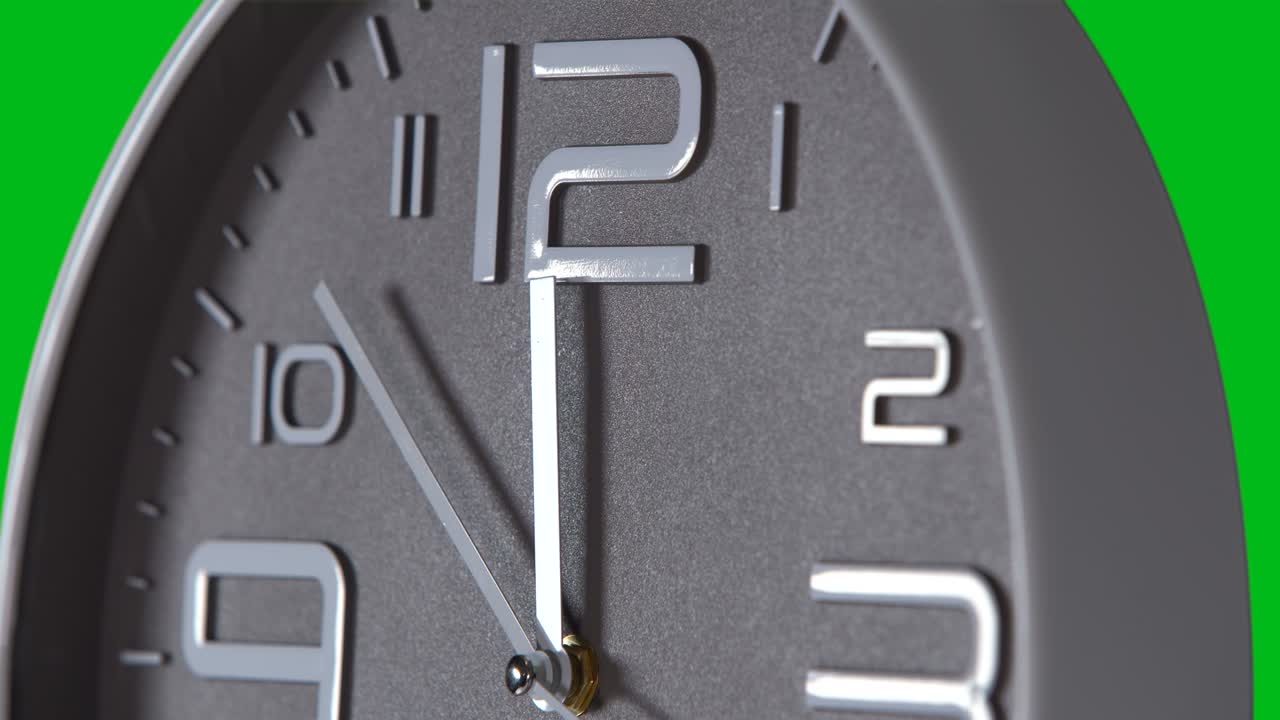 reloj de pared en un fondo verde. lapso de tiempo