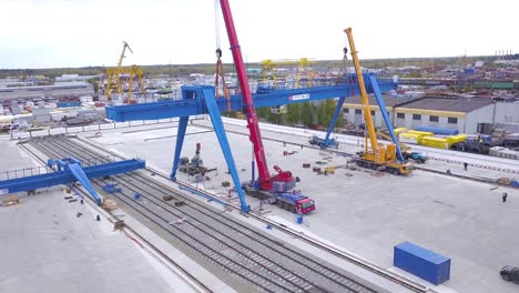 operación de maquinaria industrial pesada en un sitio de construcción