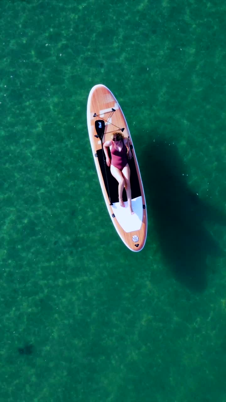 Donna che fa paddleboard nell'oceano
