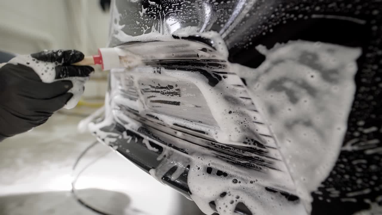 capó de automóvil en espuma de jabón