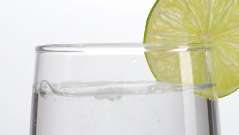 y agua en un vaso de limón