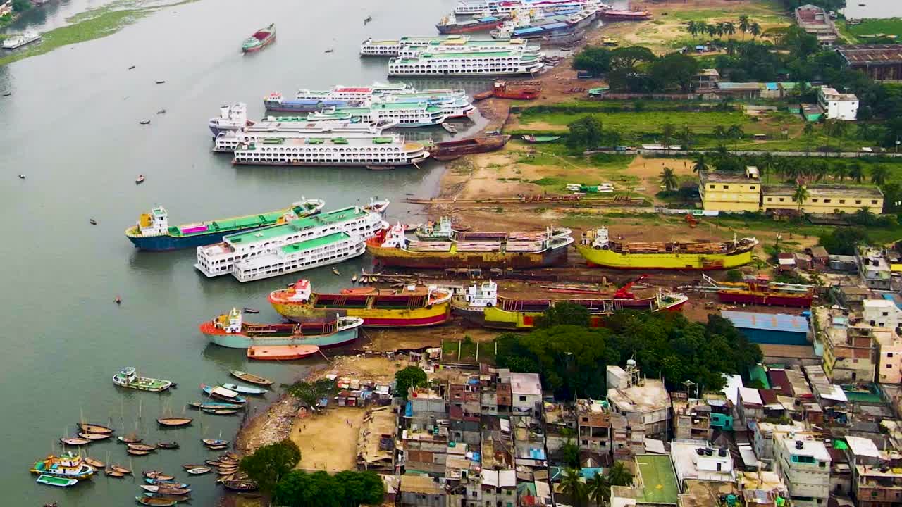 fotografía aérea de pequeñas y grandes embarcaciones en el puerto de dhaka, bangladesh