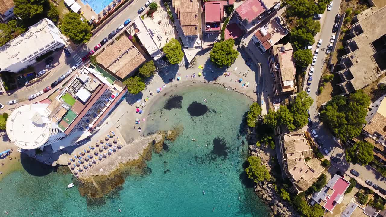 북아프리카의 해안가에 있는 사랑스러운 카나리아 섬에 위치한 푸에르토 데 라 크루즈의 플라야 데 산 텔모 만 위에서 후퇴하는 드론.