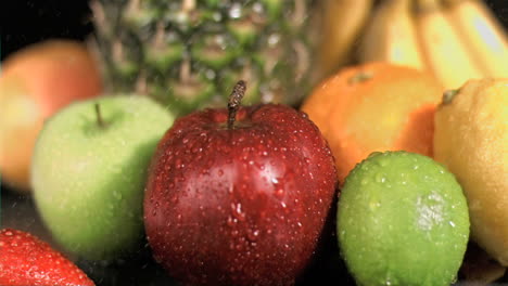 agua lloviendo sobre las frutas en súper cámara lenta