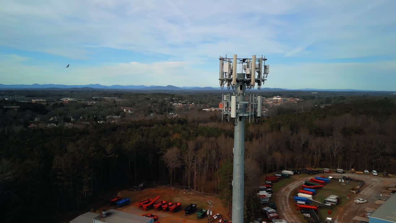 disparo aéreo girando alrededor de la torre de teléfono celular rodeada de bosque