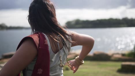 niña india bailando danza clásica en un jardín en sídney, australia - medio