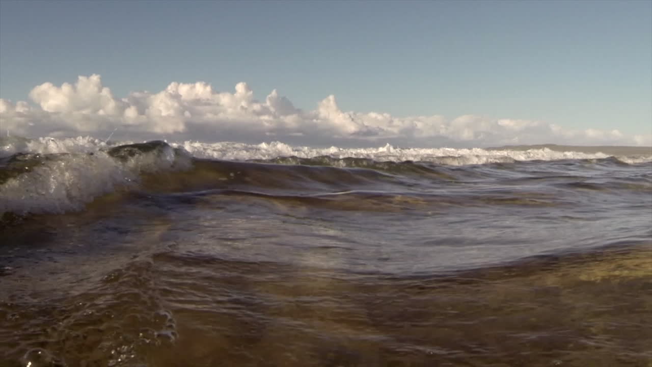 vista del nivel del agua de las olas rompiendo y rodando hacia la orilla en cámara lenta 6