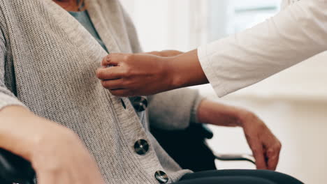 enfermera que ayuda a un paciente de edad avanzada con el vendaje