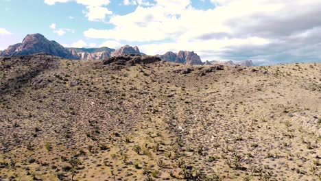 drone a través del avión del desierto en un día soleado