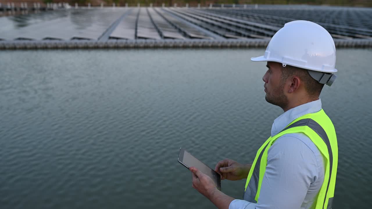ingeniero asiático trabajando en una granja solar flotante