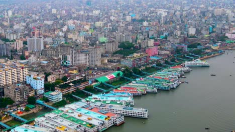 muelle de la ciudad de dhaka sadarghat en dhaka, bangladesh