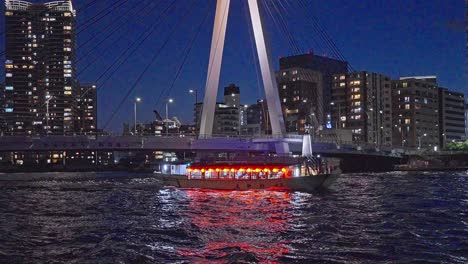 luz nocturna tokyo, tsukuda, rascacielos toyosu y puente el río sumida yakatabune, barco de placer