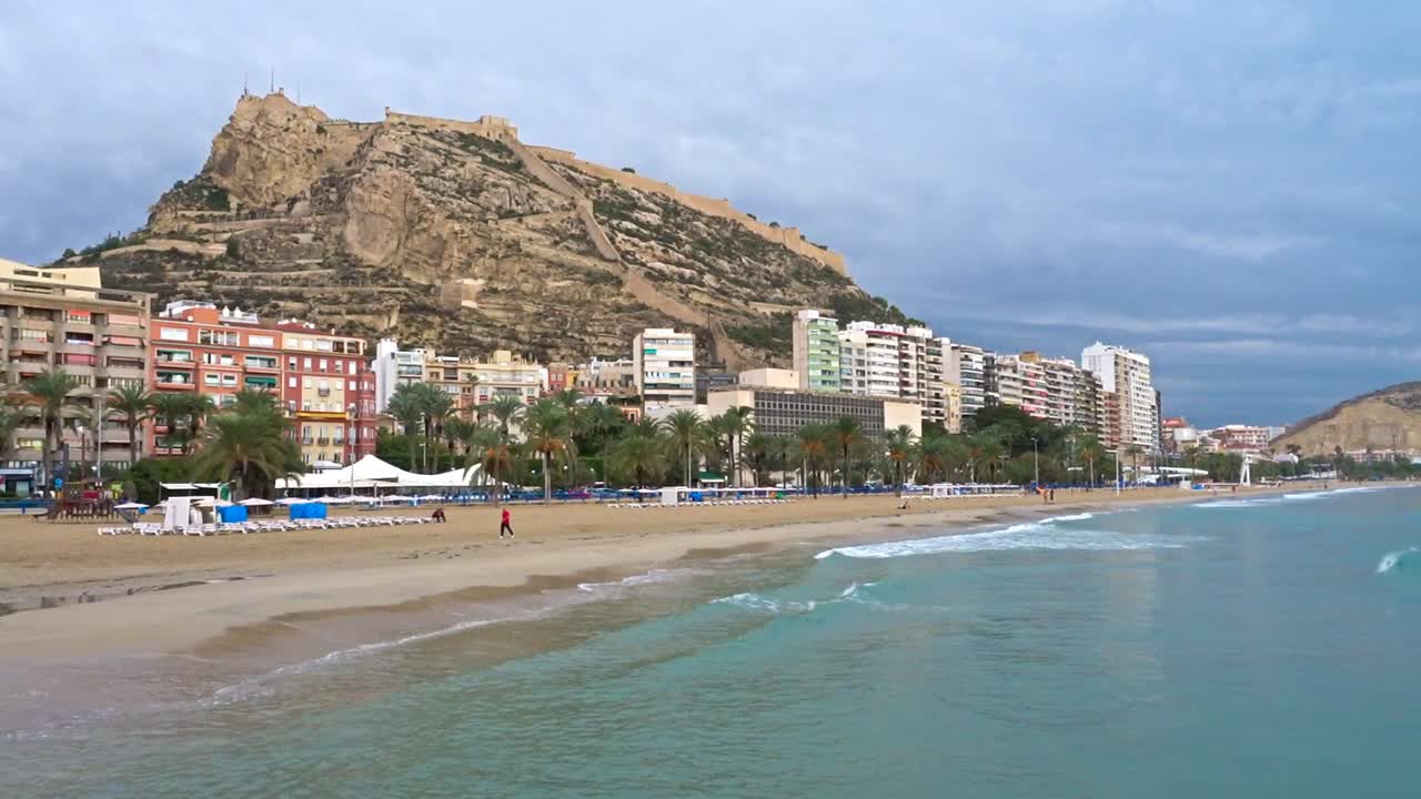 la playa de la ciudad de alicante "playa del postiguet" después de una fuerte lluvia