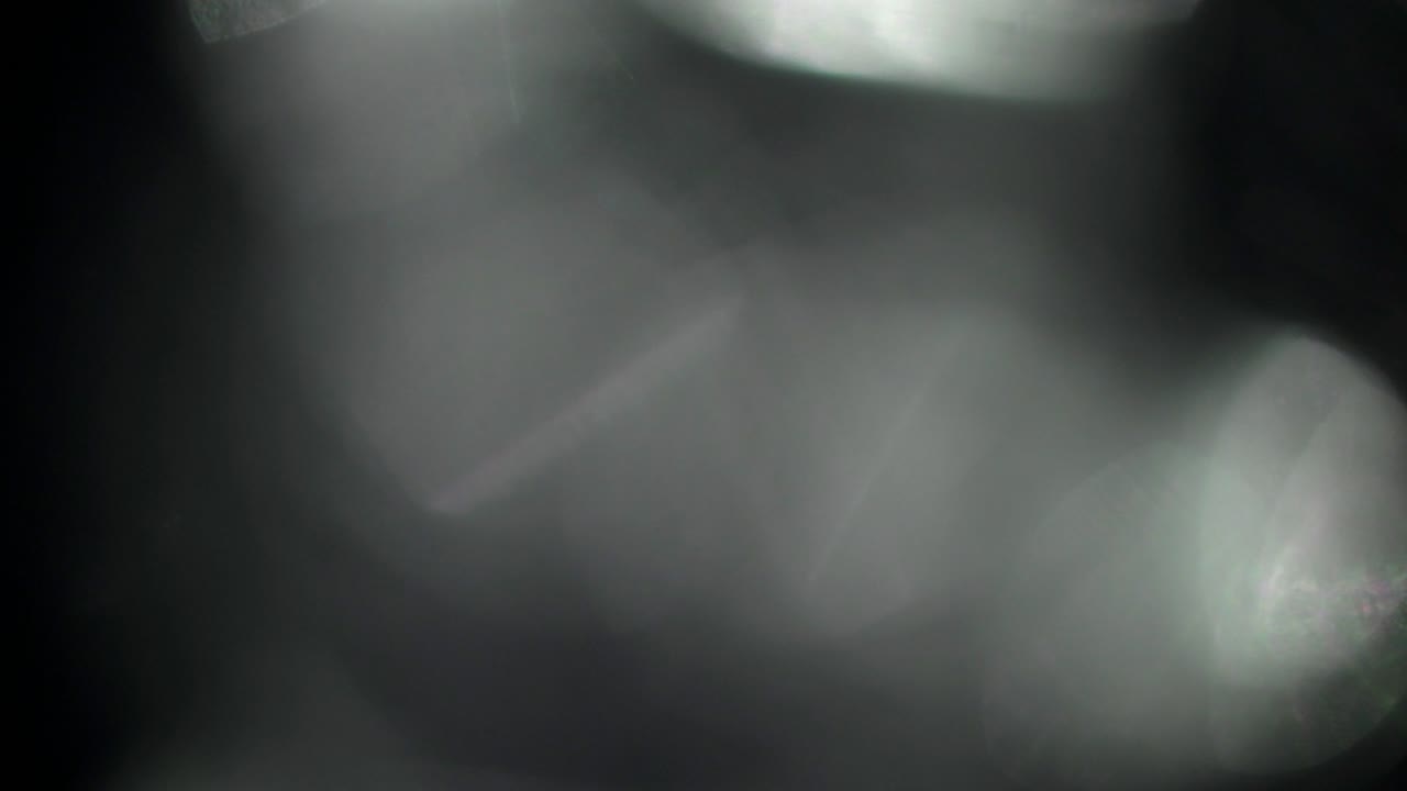 Abstrakte lyslækager og bokeh-overlay på sort baggrund