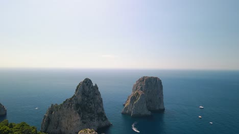 Antenne---Faraglioni-Felsstapel-Vor-Der-Insel-Capri,-Tyrrhenisches-Meer,-Italien