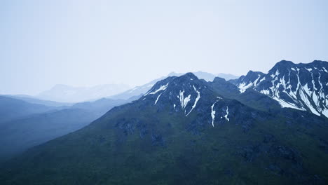 Toller-Blick-Von-Oben-Durch-Wolken-Auf-Hohe-Schneebedeckte-Berge