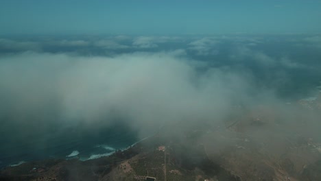 Luftwagen-In-Wolken-über-Einem-Bergdorf-In-Spanien,-Spektakuläre-Drohnenaufnahme