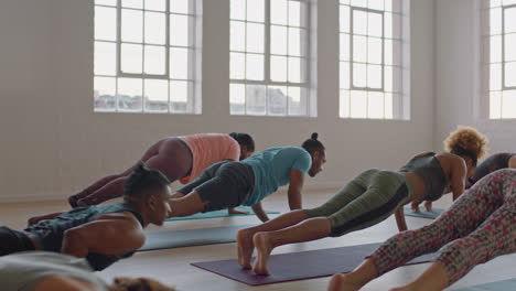 Yoga-Kurs-Junger-Gesunder-Menschen,-Die-Kobra-Pose-Praktizieren,-Lehrerin,-Frau,-Die-Eine-Vielfältige-Gruppe-Unterrichtet-Und-Den-Fitness-Lebensstil-Genießt-Und-Im-Studio-Bei-Sonnenaufgang-Trainiert