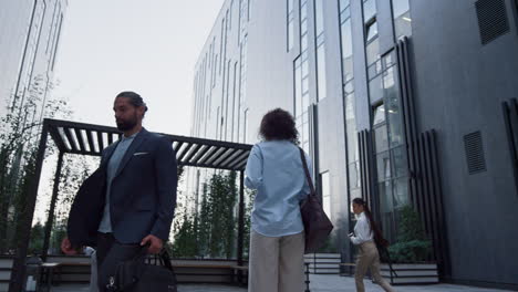 Managerin-Steht-Morgens-Vor-Der-Arbeit-In-Der-Innenstadt.-Rückansicht.