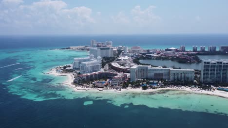 Impresionante-Vista-Aérea-De-La-Zona-Hotelera-De-Lujo-De-Cancún-Con-Mar-Caribeño-Azul-Turquesa-Y-Arenas-Blancas,-México