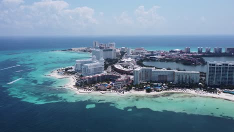 asombrosa vista aérea de la zona hotelera de lujo de cancún con el mar azul turquesa del caribe y las arenas blancas, méxico
