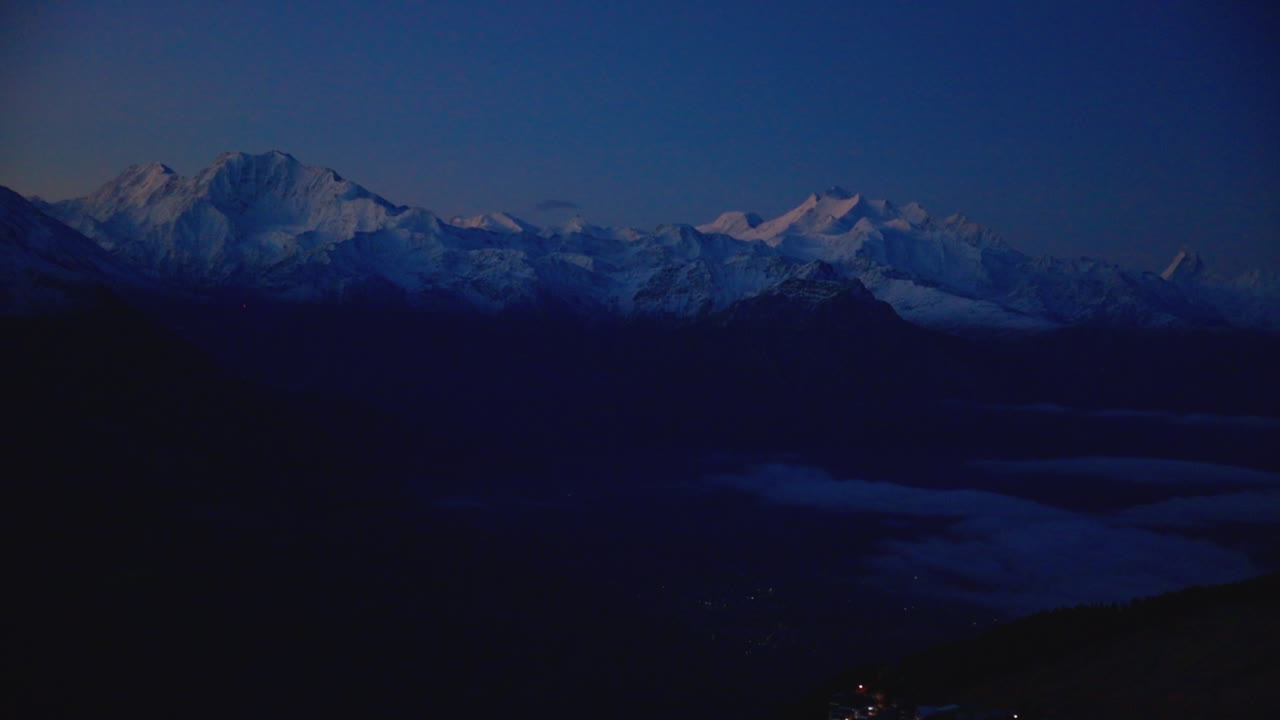 스위스 알프스의 산맥의 파노라마 뷰, 해가 뜨는 후 지평선에서 몬테 로사 산맥과 매터호른 산의 블루 아워 뷰