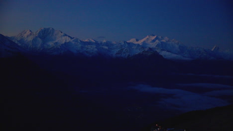 Vista-Panorámica-De-La-Cordillera-En-Los-Alpes-Suizos-Al-Atardecer,-Vista-De-La-Hora-Azul-Del-Macizo-Del-Monte-Rosa-Y-La-Montaña-Matterhorn-En-El-Horizonte-Después-Del-Amanecer