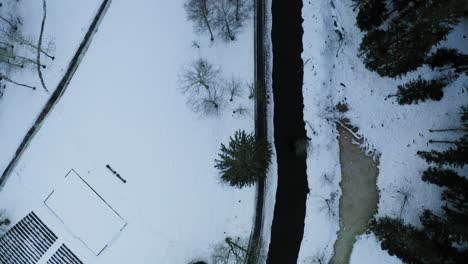 Volando-Sobre-Un-Pequeño-Río-Durante-El-Invierno-En-Un-Pequeño-Pueblo