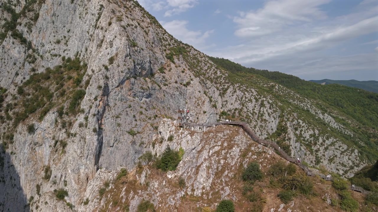 Ripresa aerea con allontanamento che rivela la piattaforma di osservazione a spirale in legno al Canyon di Valla con turisti, Turchia