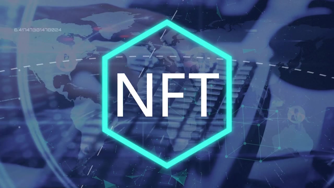 Animation af databehandling og NFT-tekst over hænder, der bruger computer