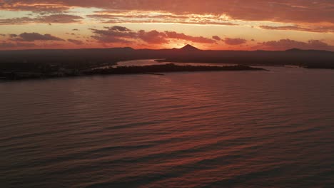 Puesta-De-Sol-Profunda-De-Color-Rojo-Sangre-En-Australia-Desde-Un-Dron-Con-Nubes-Muy-Malhumoradas-Y-Luz-épica