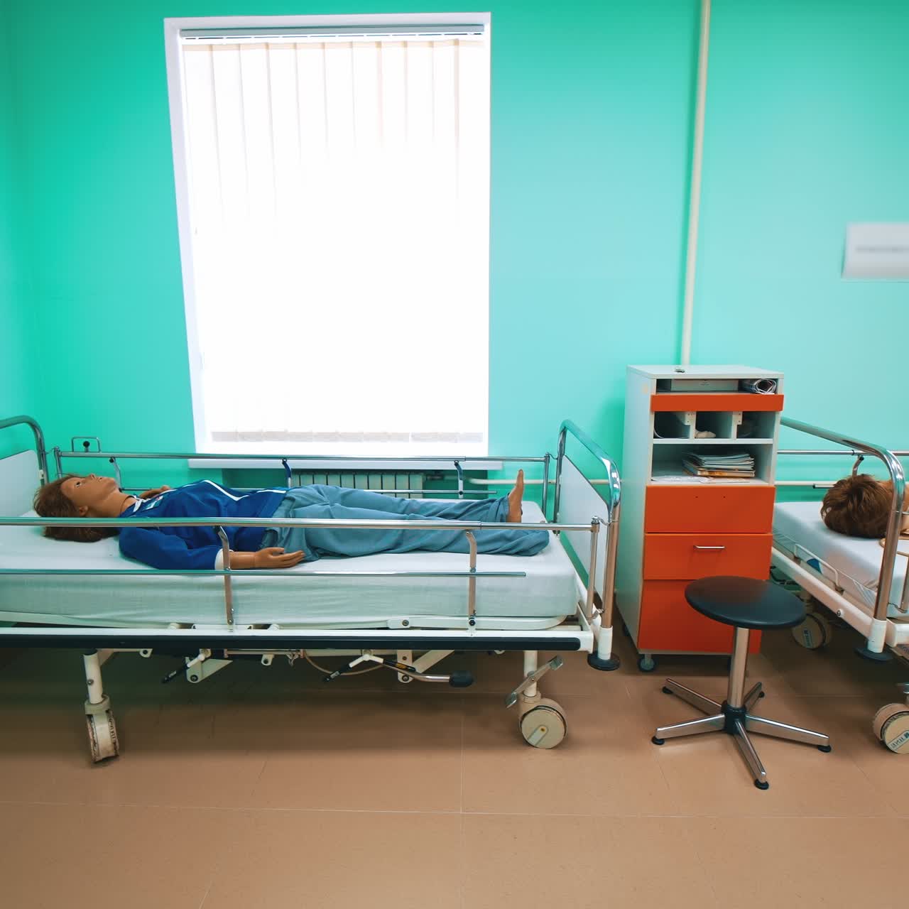 Sala moderna com manequins humanos para práticas médicas. Sala médica com manequins femininos deitados em camas para ensino de tratamento na universidade.