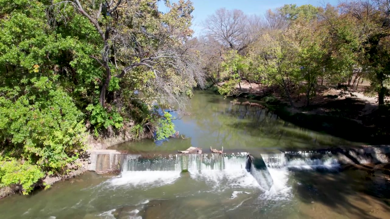 Luftvideo i lav højde af Bridgeport Falls i Bridgeport, Texas
