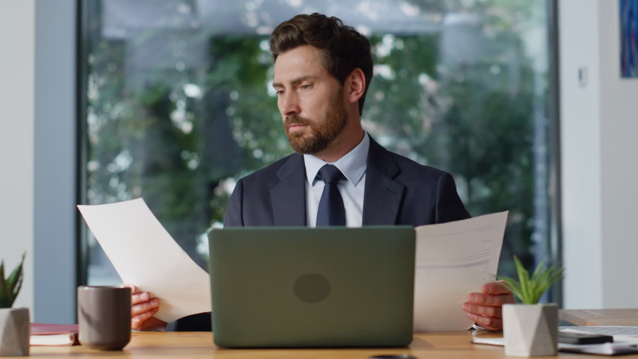 Büroangestellte sichten Dokumente bei der Arbeit im privaten Kabinett aus der Nähe. Müde/r ManagerIn