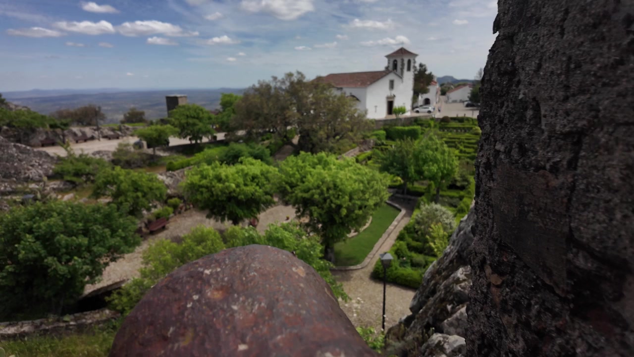Ripresa a mano di un cannone sulle mura in pietra del Castello di Marvão in Portogallo
