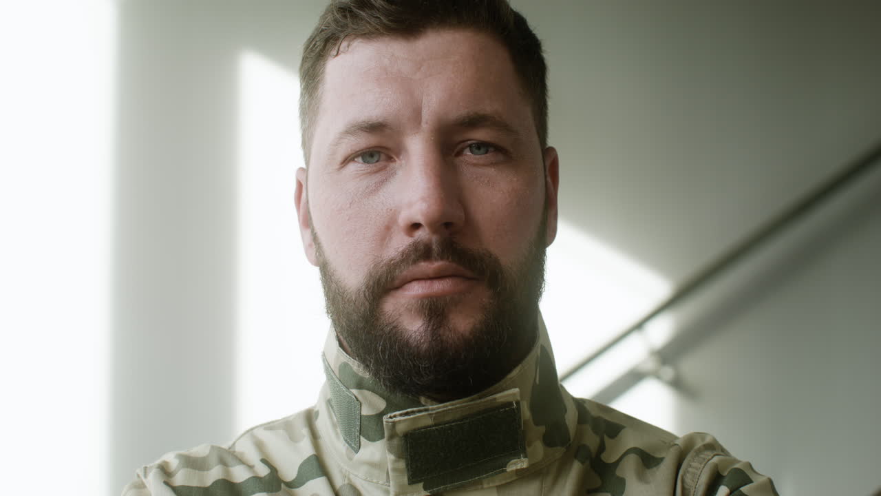 수염이 있는 남자가 실내에서 포즈를 취하고 있다