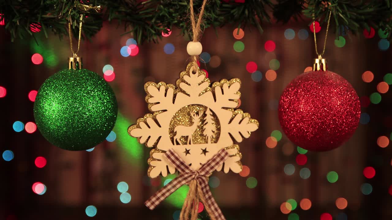 decoración para el año nuevo - bolas y un primer plano de copo de nieve.