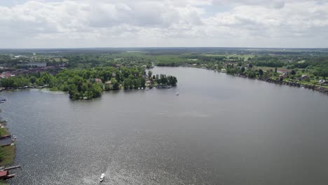 Toma-Aérea-De-Drones-En-El-Lago-Mirow