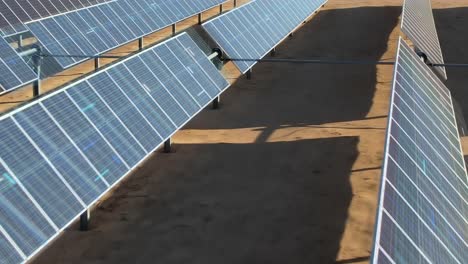 visualización de la electricidad que se mueve a través de colectores de luz solar en un campo fotovoltaico, gráficos vfx de movimiento