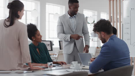 reunión del equipo de negocios corporativo empresario afroamericano gerente de lluvia de ideas con colegas discutiendo la estrategia del proyecto compartiendo ideas en la oficina