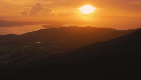 Drohnenaufnahmen-Aus-Der-Luft-Von-Der-Berühmten-Lagune-Monte-Argentario-Mit-Blick-Auf-Die-Altstadt-Von-Orbetello-In-Der-Nähe-Des-Naturparks-Maremma-In-Der-Toskana,-Italien,-Mit-Dramatischen-Gewitterwolken,-Die-Bei-Sonnenaufgang-Den-Himmel-Bedecken