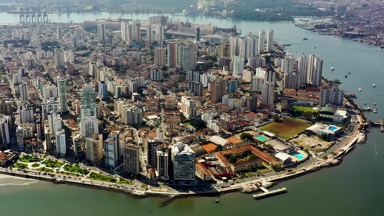브라질 상파울루 해안 도시 산토스의 공중 전망