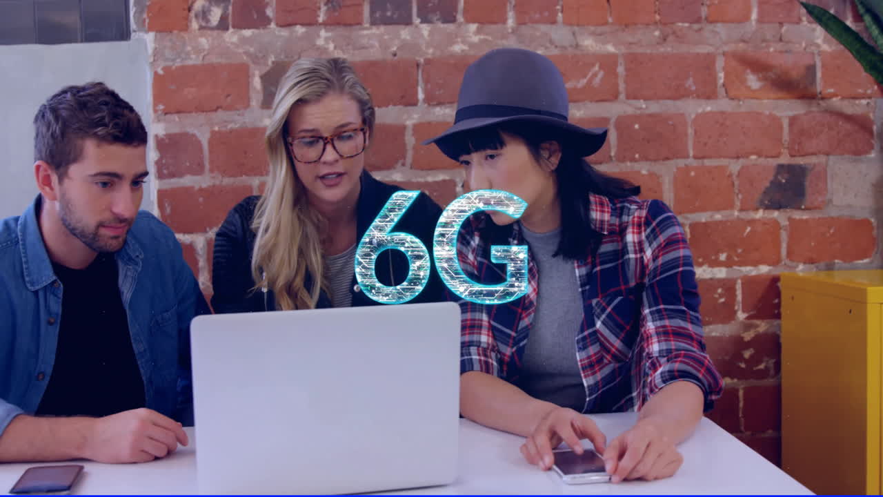 animación de tecnología 6g sobre diversas personas que trabajan en portátiles y teléfonos inteligentes