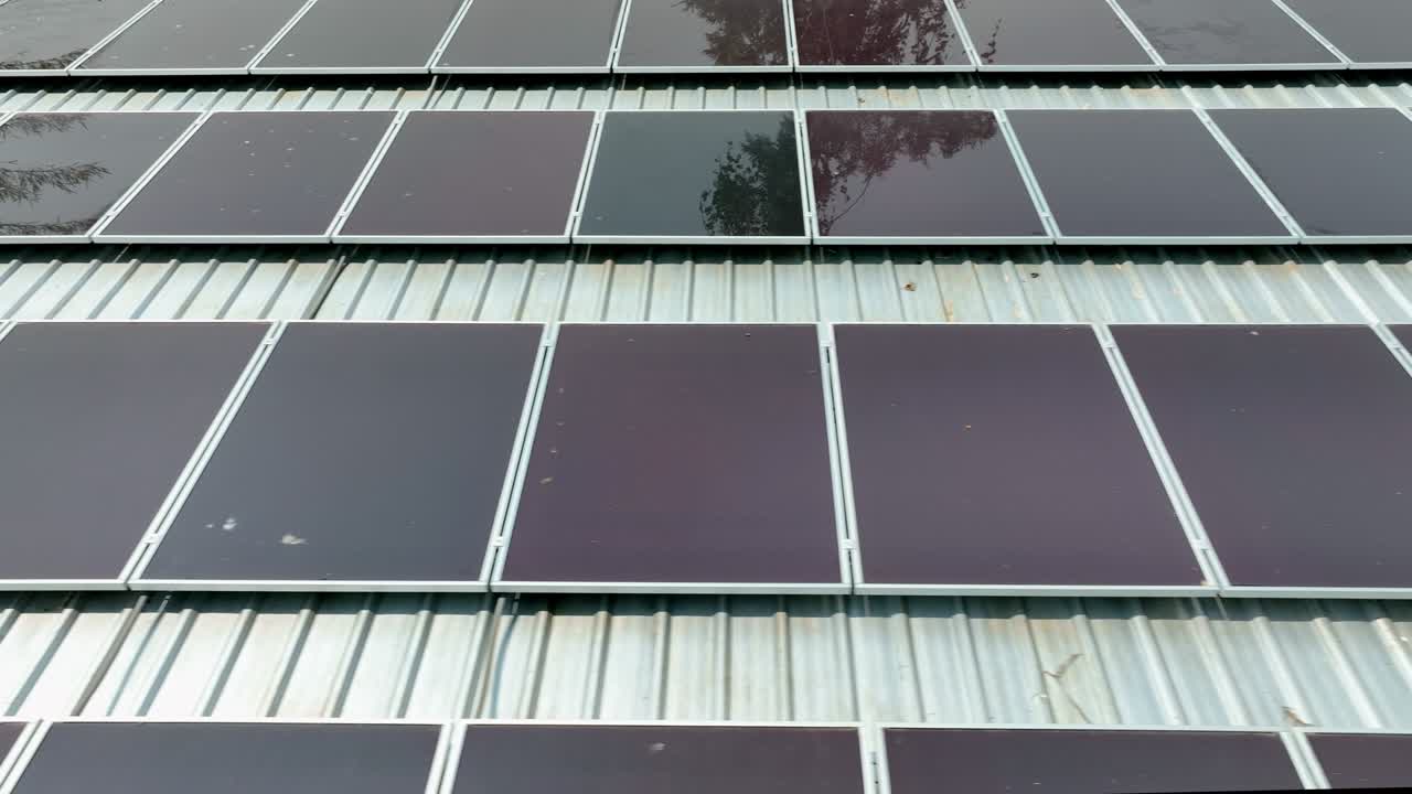 células solares de película delgada o células solares de silicio amorfo en un techo.