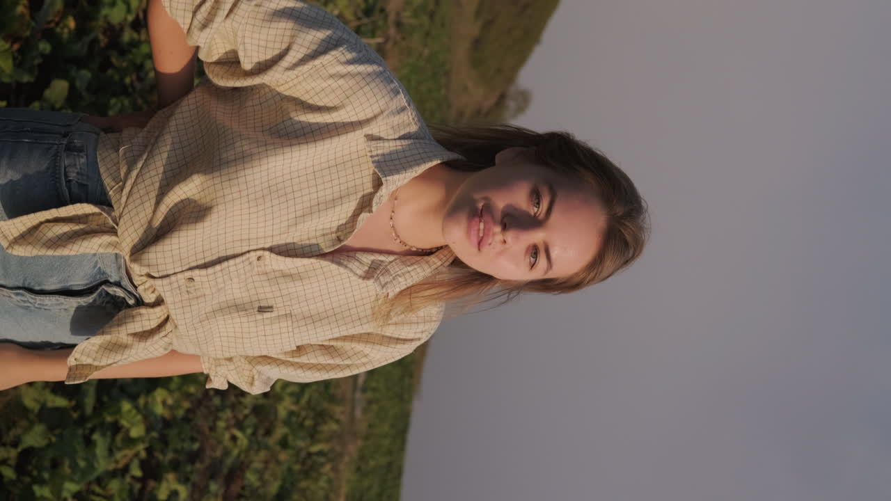 mujer en un campo al atardecer