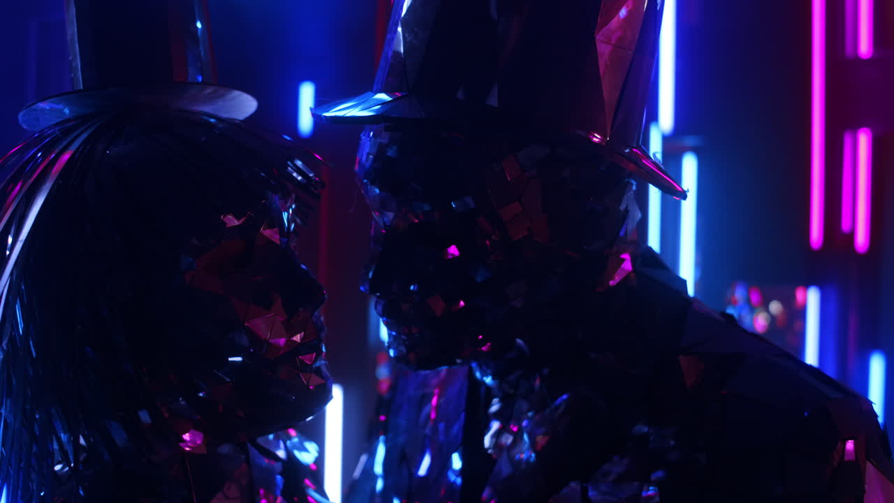 neonlichtpaar metallisches glänzendes paar tanzt zusammen. moderne glasleute präsentieren die show in neonblauem rosa licht. ein lustiger tanz. musik bildschirmschoner für den club