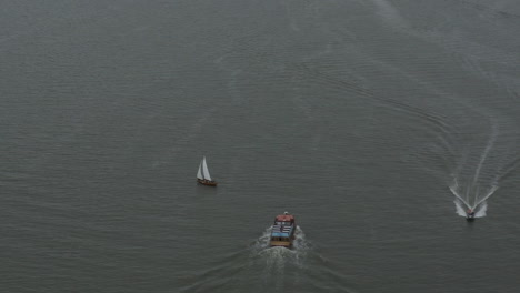 Drohnenaufnahme-Von-Baumbooten,-Die-Im-Meer-Dicht-Nebeneinander-Vorbeifahren