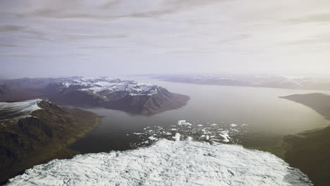 vista espectacular de un paisaje helado con glaciares y terreno montañoso